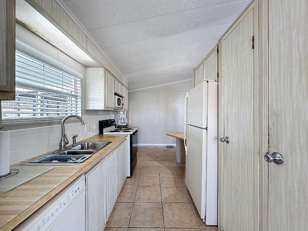 508 44th Avenue East, Lot K8, Bradenton, Florida 34203, 2 Bedrooms Bedrooms, ,2 BathroomsBathrooms,55-Plus Mobile Home,For Sale,44th Avenue East, Lot K8,3405