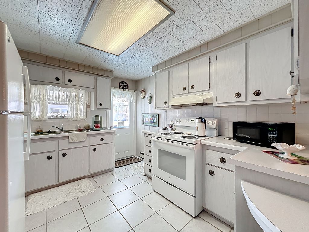 6315 Aloha Drive, Bradenton, Florida 34207, 2 Bedrooms Bedrooms, ,2 BathroomsBathrooms,55-Plus Mobile Home,For Sale,Aloha Drive,3417