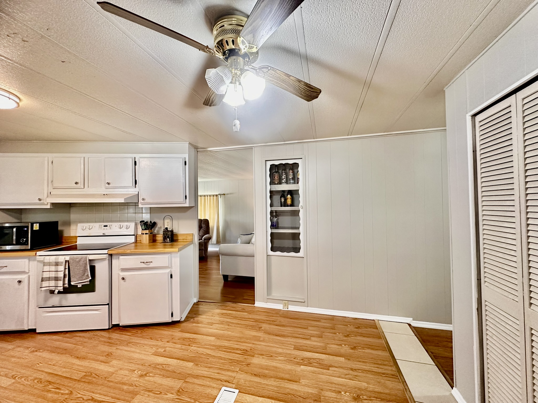 414 Sunset Circle North, Ellenton, Florida 34222, 2 Bedrooms Bedrooms, ,2 BathroomsBathrooms,55-Plus Mobile Home,For Sale,Sunset Circle North,3463