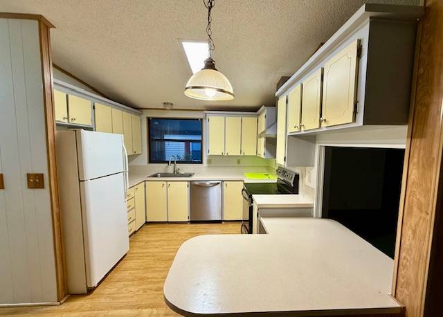 100 Hampton Road, Lot 61, Clearwater, Florida 33759, 2 Bedrooms Bedrooms, ,2 BathroomsBathrooms,55-Plus Mobile Home,For Sale,Hampton Road, Lot 61,3565