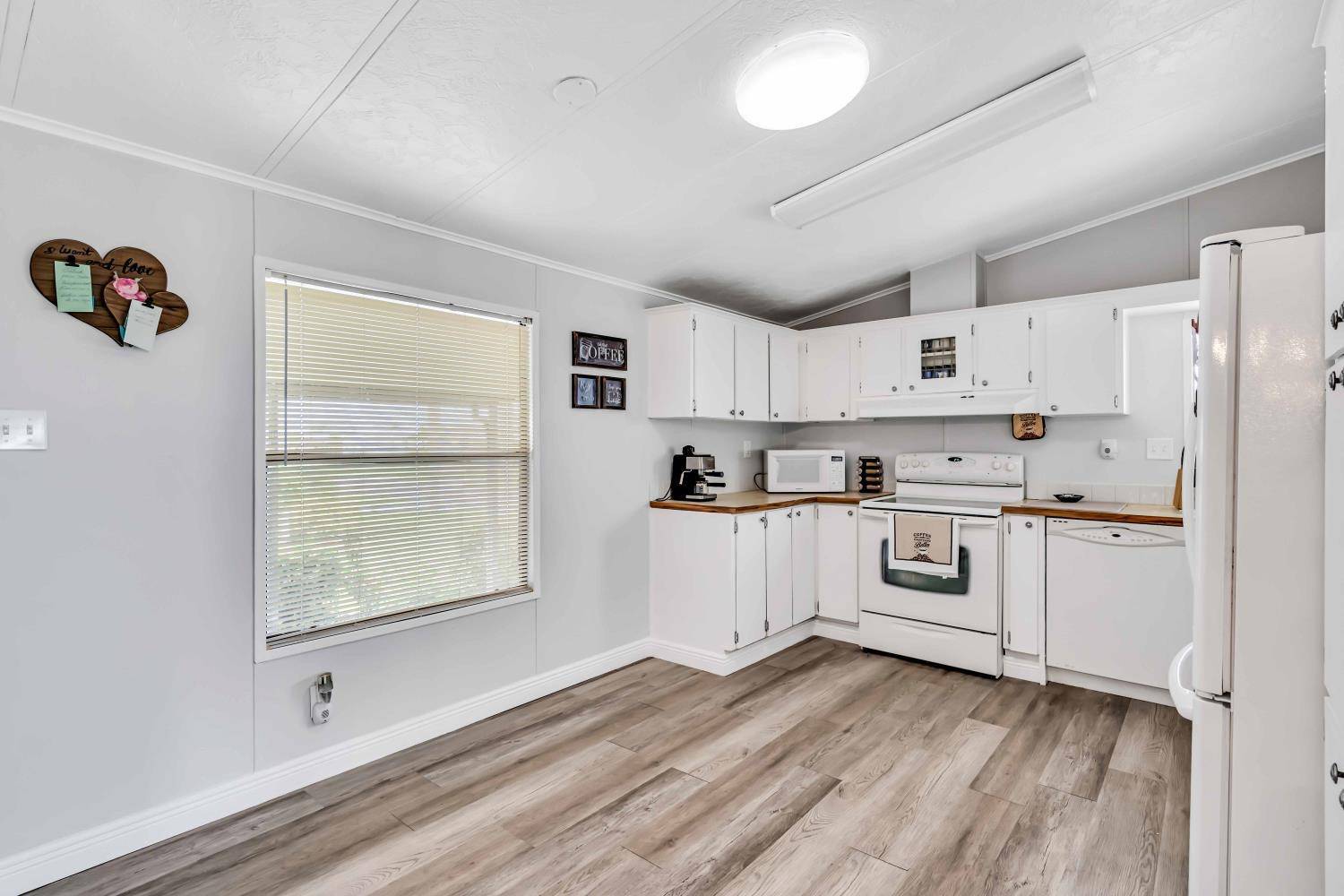 8203 Limetree Way, Ellenton, Florida 34222, 2 Bedrooms Bedrooms, ,2 BathroomsBathrooms,55-Plus Mobile Home,For Sale,Limetree Way,3593