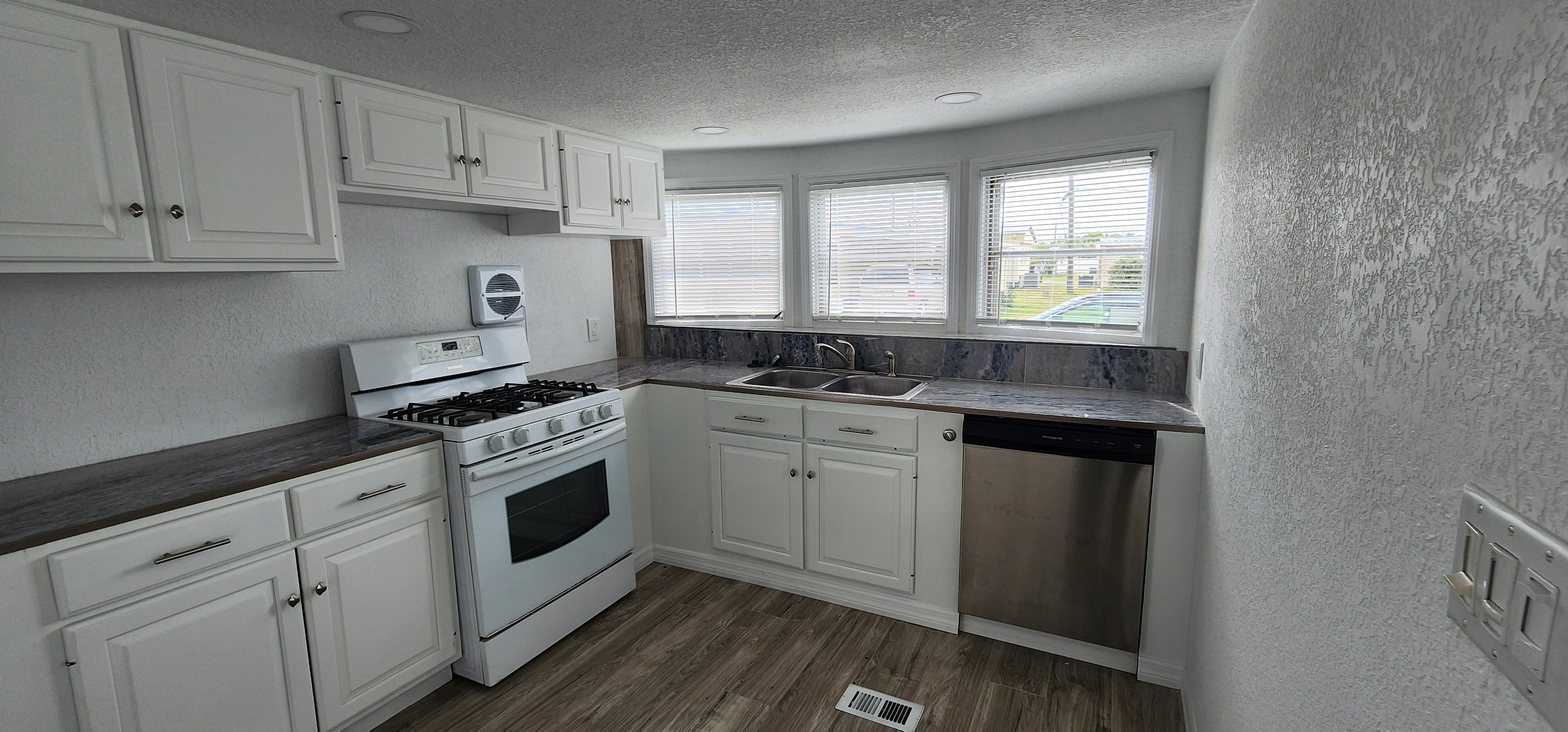 5215 5th Street Circle, Bradenton, Florida 34207, 2 Bedrooms Bedrooms, ,2 BathroomsBathrooms,55-Plus Mobile Home,For Sale,5th Street Circle,3594