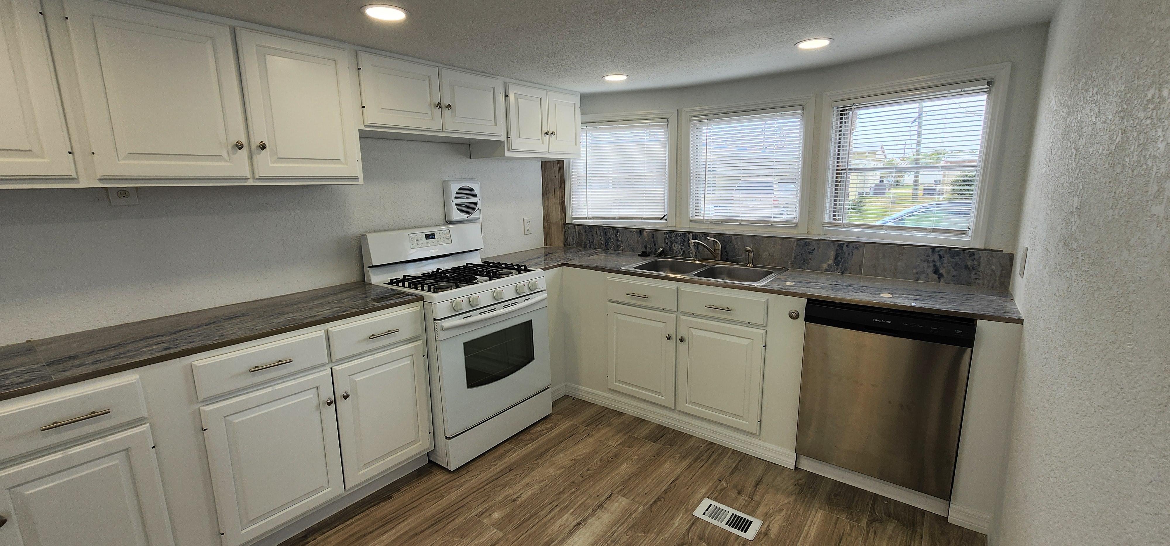 5215 5th Street Circle, Bradenton, Florida 34207, 2 Bedrooms Bedrooms, ,2 BathroomsBathrooms,55-Plus Mobile Home,For Sale,5th Street Circle,3594