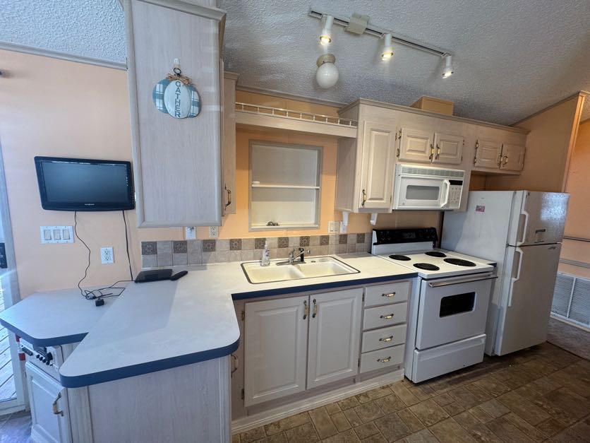 6633 53rd Avenue East, Lot C43, Bradenton, Florida 34203, 2 Bedrooms Bedrooms, ,1 BathroomBathrooms,55-Plus Mobile Home,For Sale,53rd Avenue East, Lot C43,3618