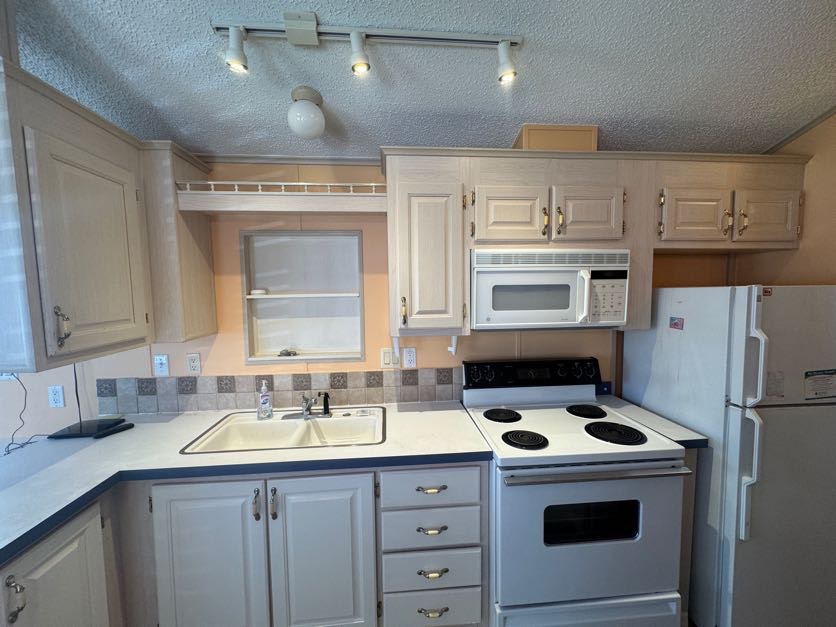 6633 53rd Avenue East, Lot C43, Bradenton, Florida 34203, 2 Bedrooms Bedrooms, ,1 BathroomBathrooms,55-Plus Mobile Home,For Sale,53rd Avenue East, Lot C43,3618