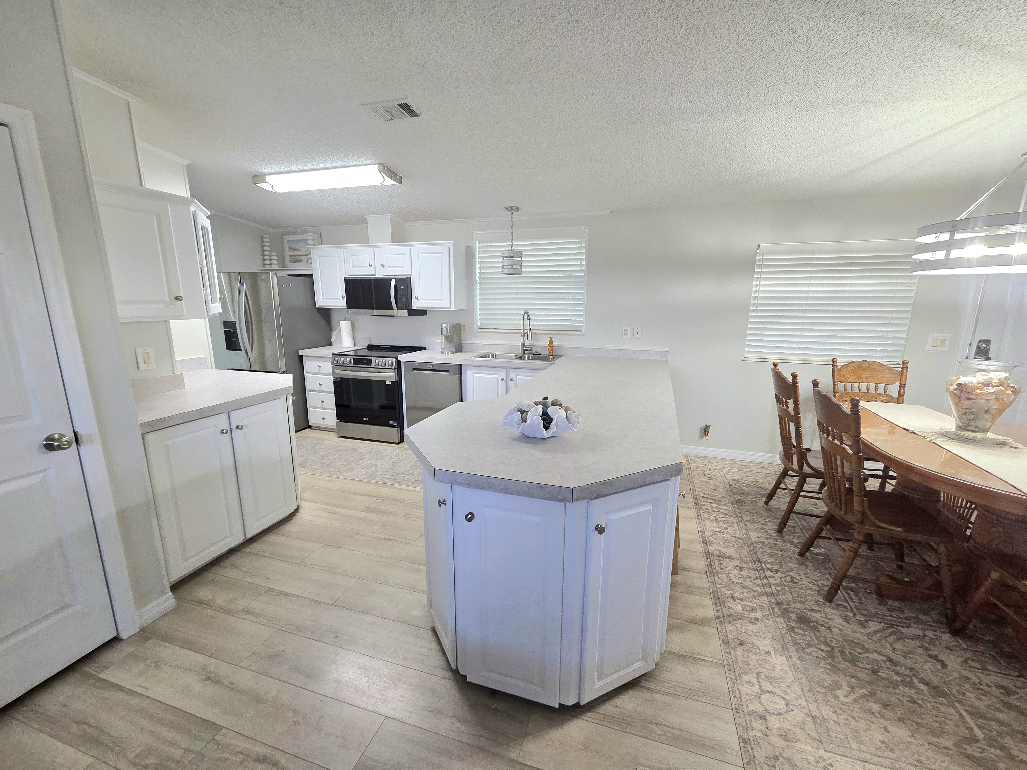 2612 87th Terrace East, Palmetto, Florida 34221, 3 Bedrooms Bedrooms, ,2 BathroomsBathrooms,55-Plus Mobile Home,For Sale,87th Terrace East,3784