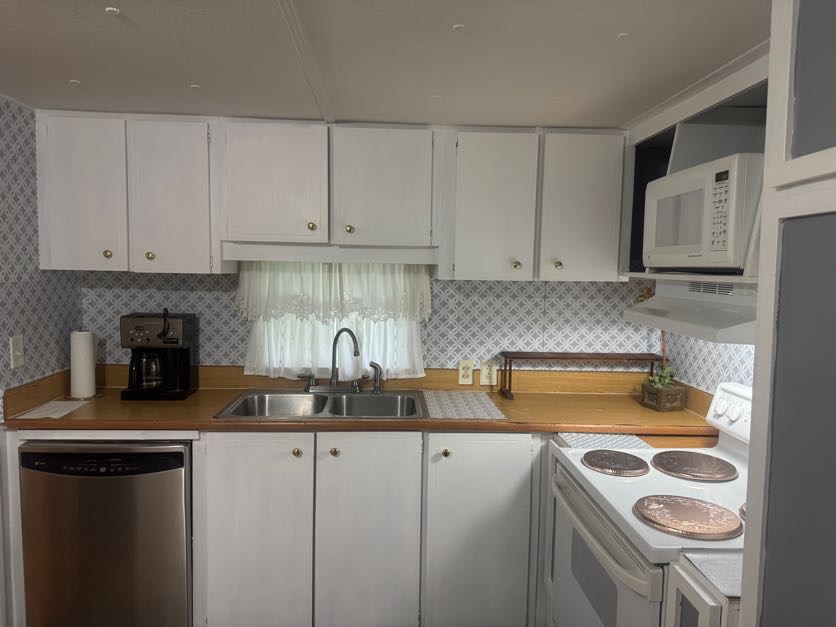 3305 Skyview Drive, Lot 9, Lakeland, Florida 33801, 2 Bedrooms Bedrooms, ,2 BathroomsBathrooms,55-Plus Mobile Home,For Sale,Skyview Drive, Lot 9,3887