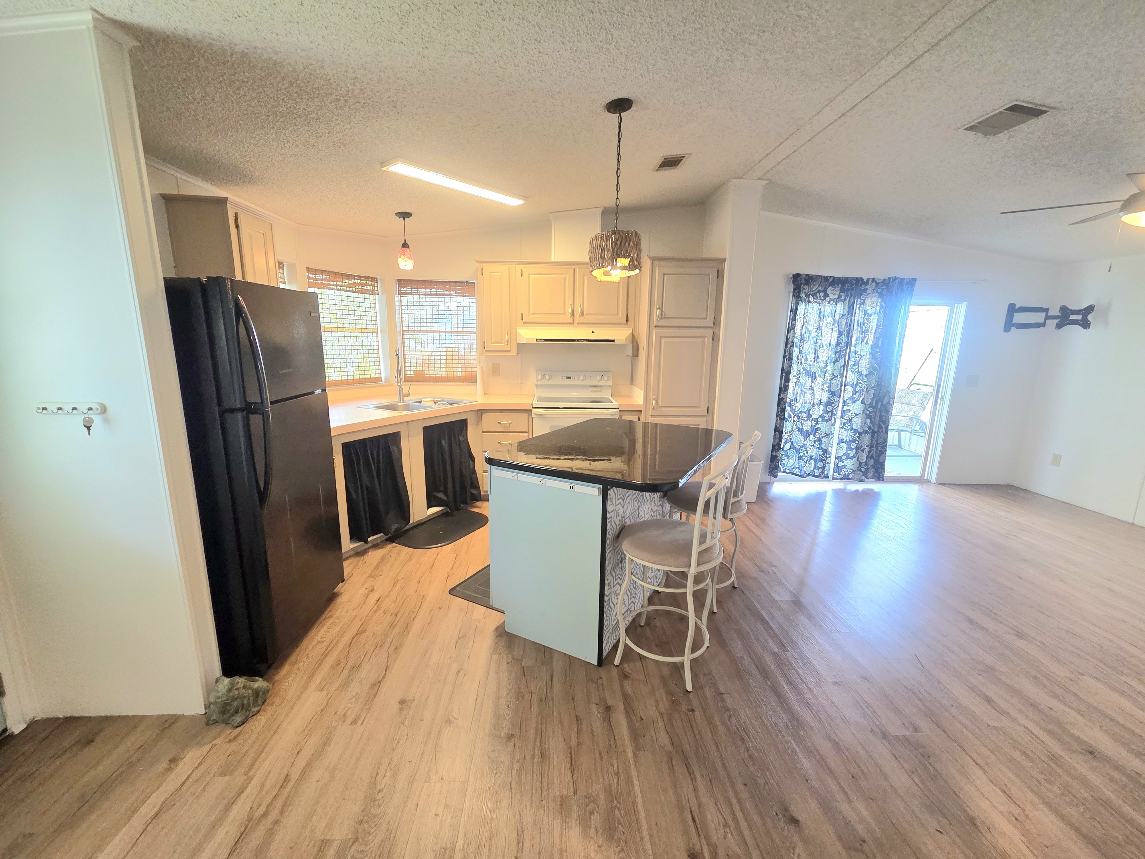 215 Rotterdam Avenue, Ellenton, Florida 34222, 2 Bedrooms Bedrooms, ,2 BathroomsBathrooms,55-Plus Mobile Home,For Sale,Rotterdam Avenue,3922