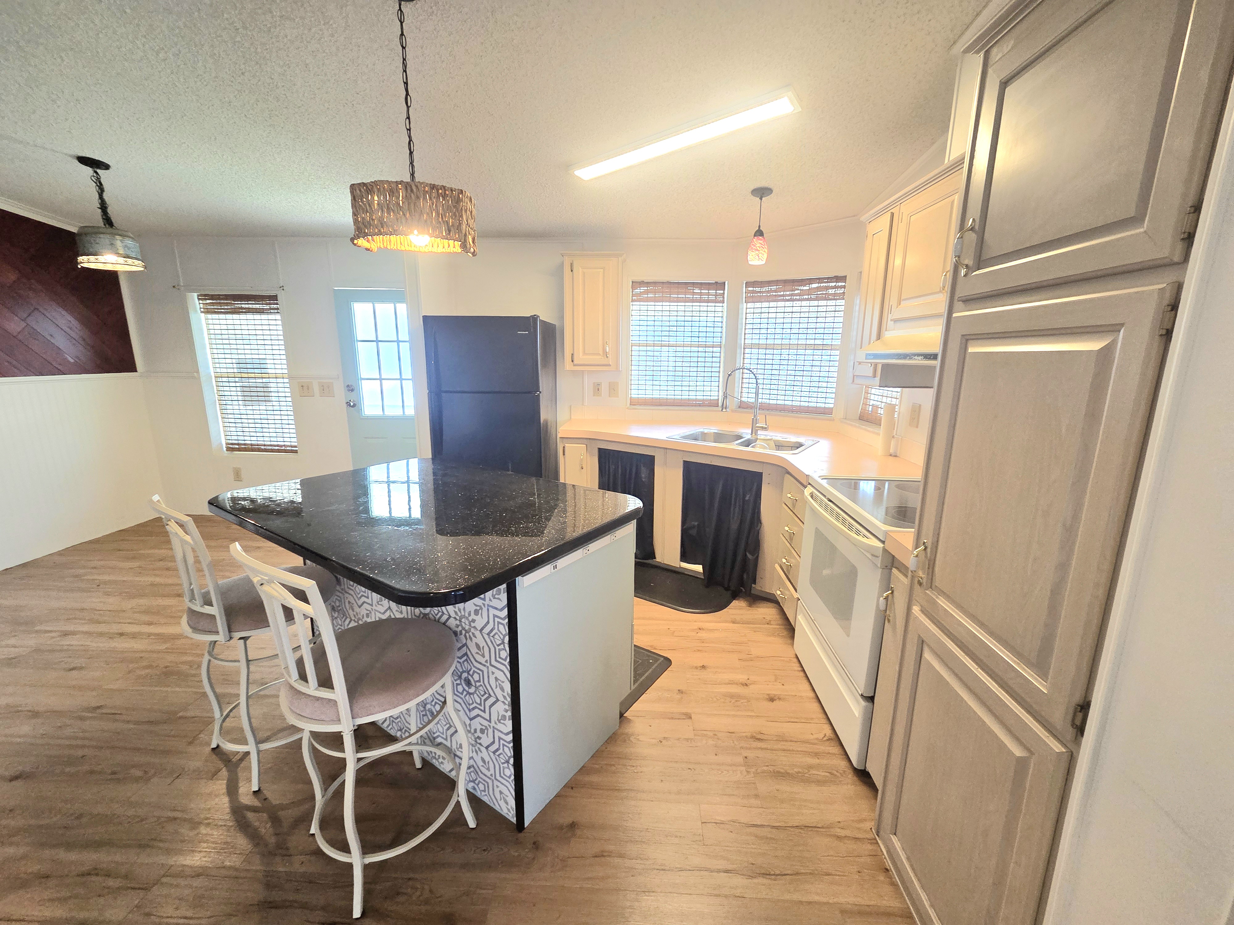 215 Rotterdam Avenue, Ellenton, Florida 34222, 2 Bedrooms Bedrooms, ,2 BathroomsBathrooms,55-Plus Mobile Home,For Sale,Rotterdam Avenue,3922