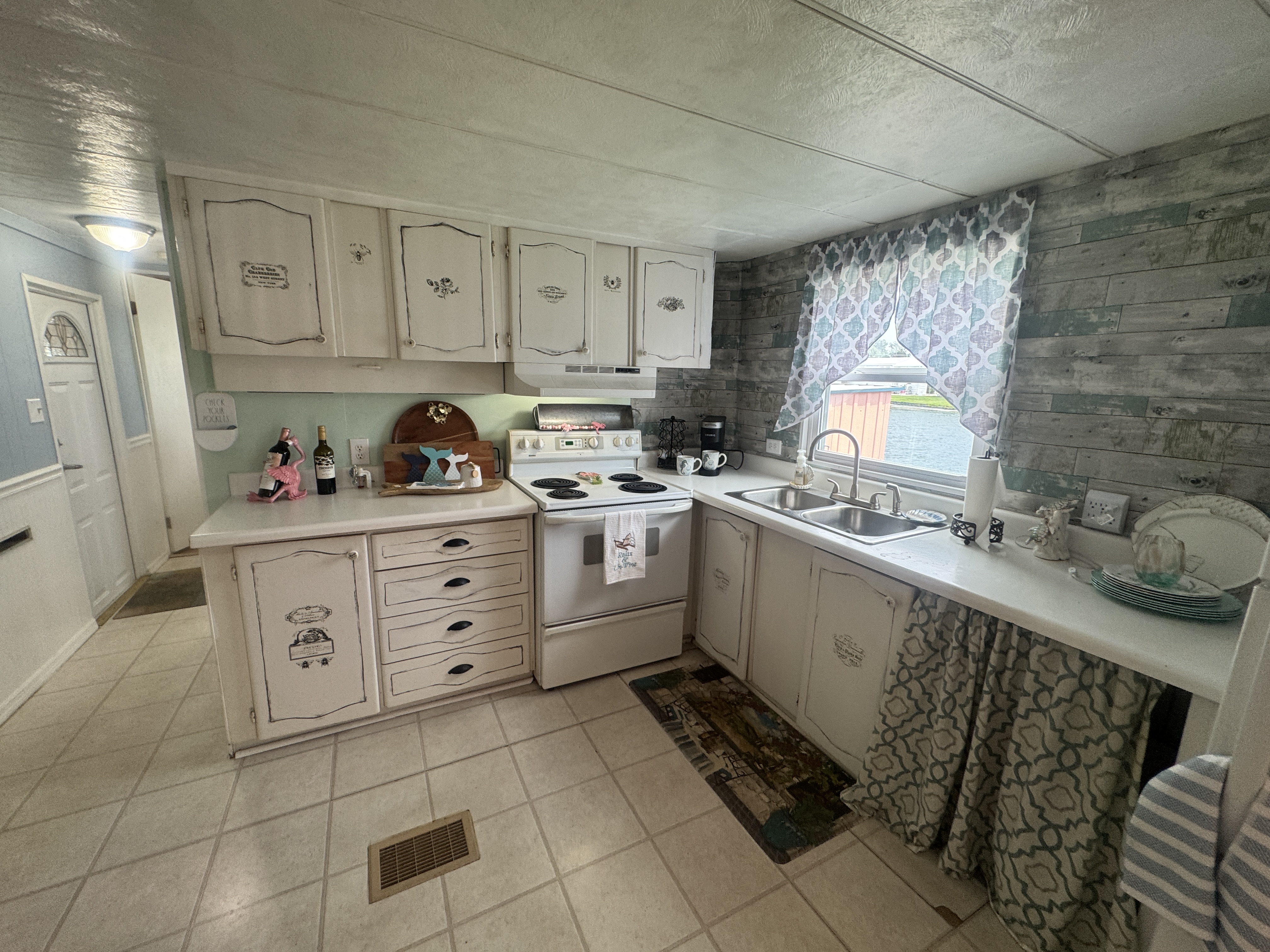 916 52nd Avenue Lane West, Lot L915, Bradenton, Florida 34207, 2 Bedrooms Bedrooms, ,2 BathroomsBathrooms,55-Plus Mobile Home,For Sale,52nd Avenue Lane West, Lot L915,3924