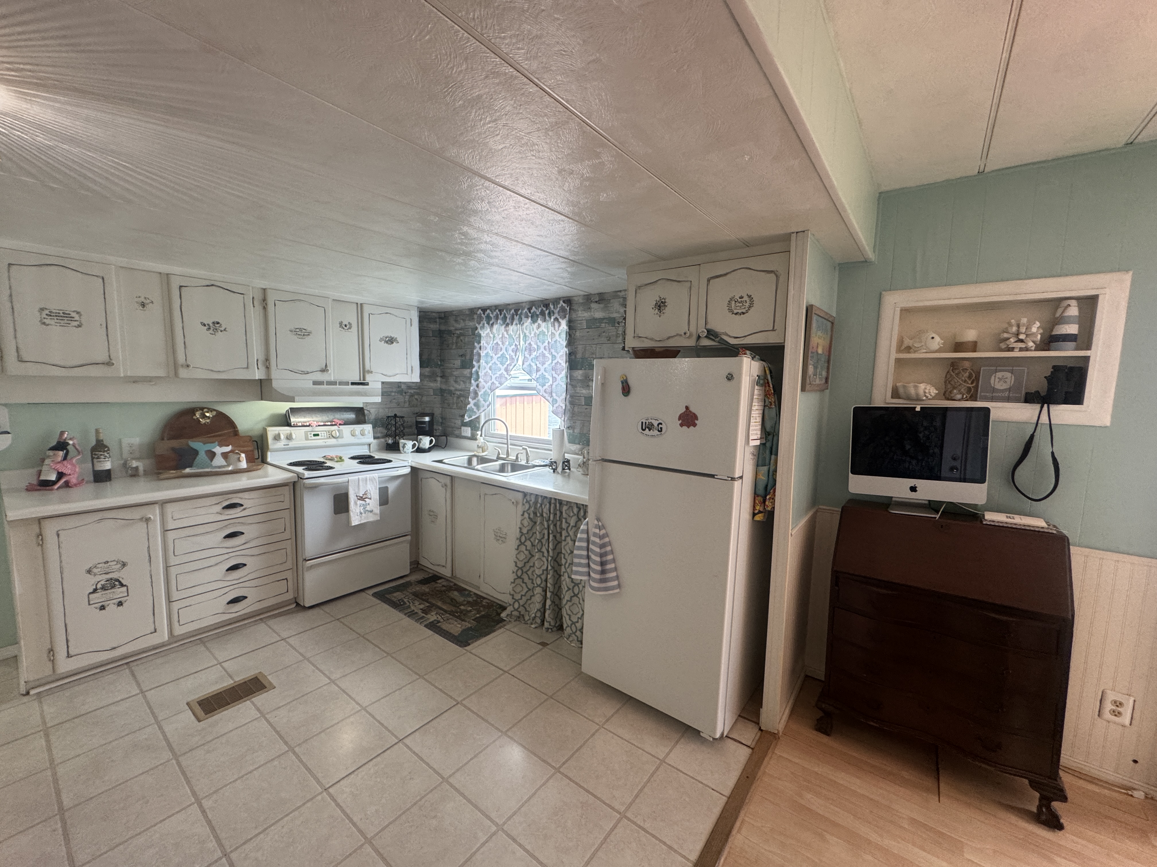 916 52nd Avenue Lane West, Lot L915, Bradenton, Florida 34207, 2 Bedrooms Bedrooms, ,2 BathroomsBathrooms,55-Plus Mobile Home,For Sale,52nd Avenue Lane West, Lot L915,3924