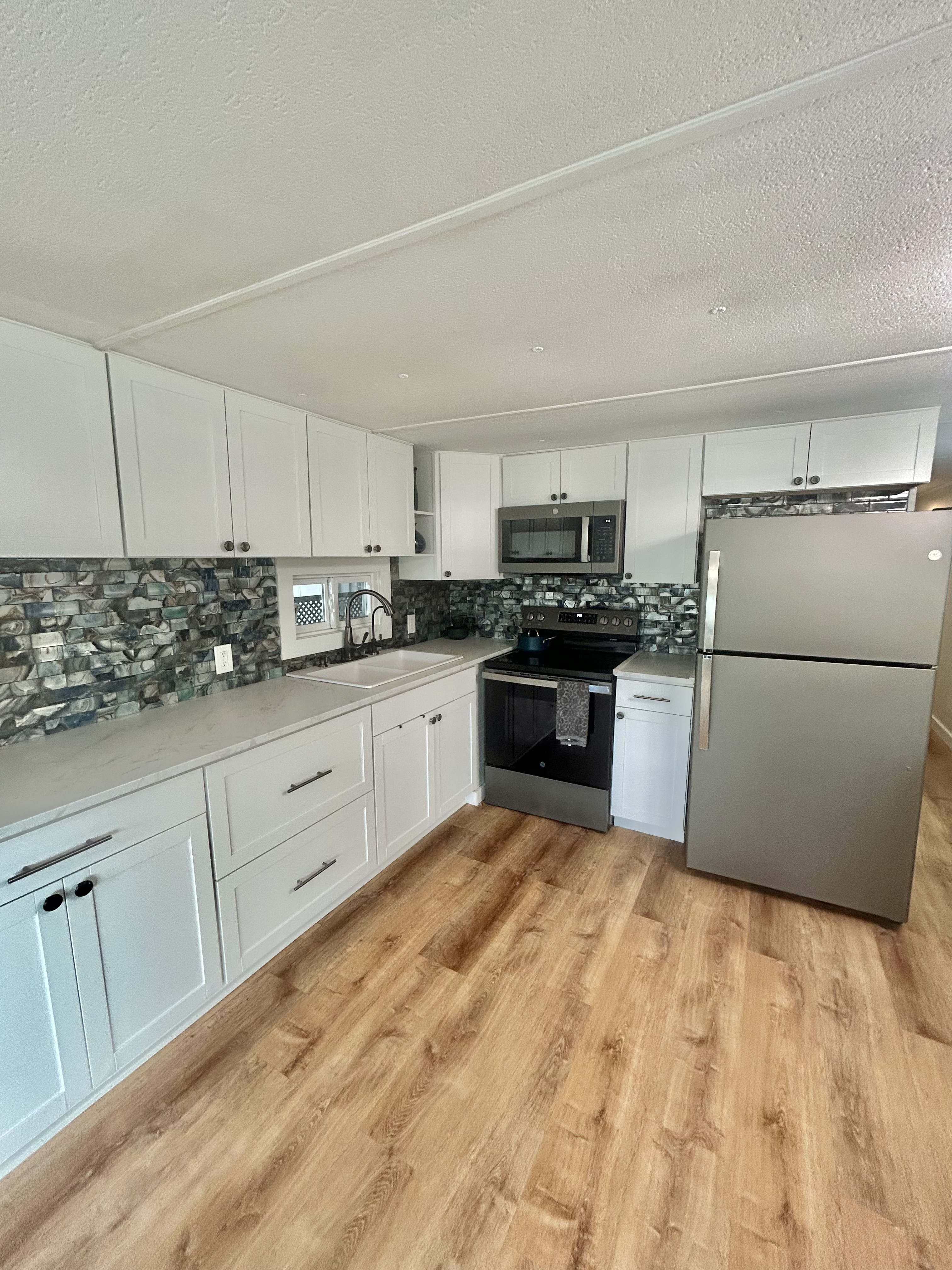 200 Fun Avenue, Bradenton, Florida 34208, 2 Bedrooms Bedrooms, ,1.5 BathroomsBathrooms,55-Plus Mobile Home,For Sale,Fun Avenue,3962