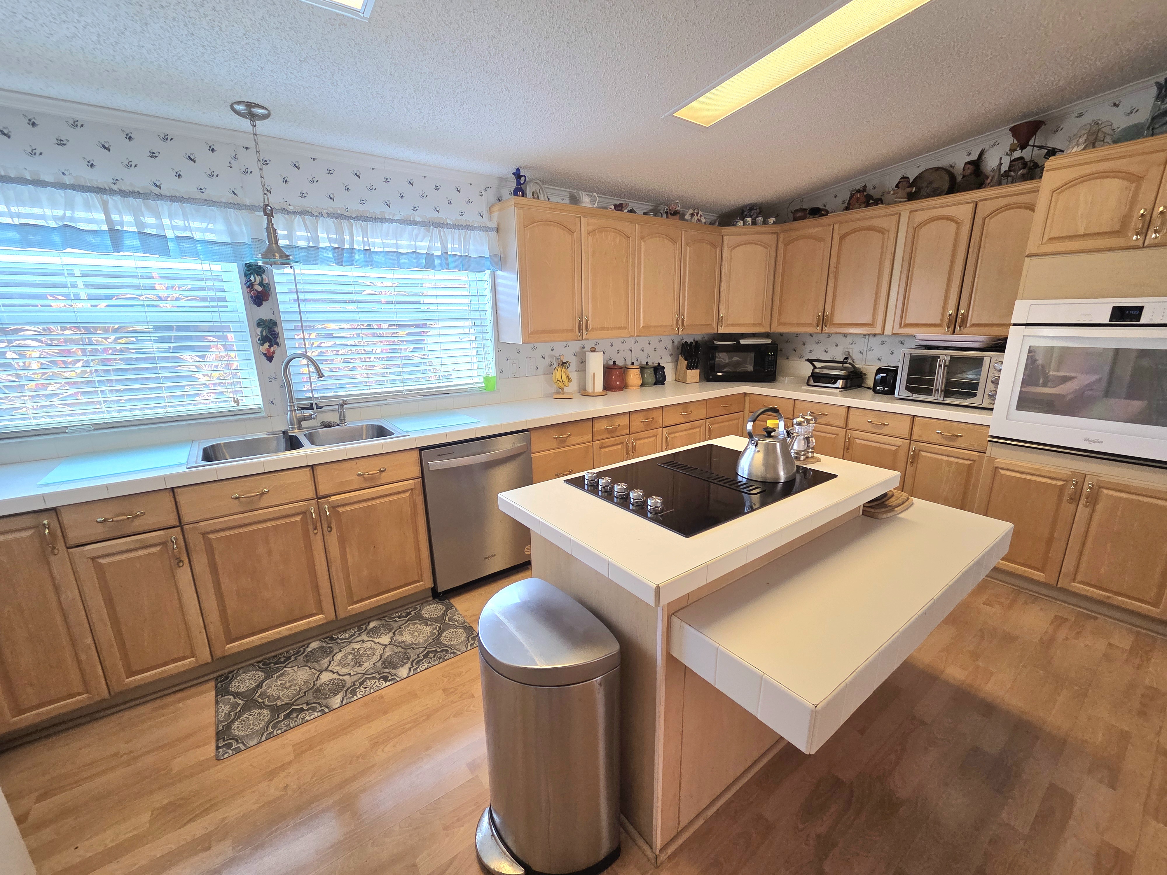 8609 27th Avenue East, Palmetto, Florida 34221, 3 Bedrooms Bedrooms, ,2 BathroomsBathrooms,55-Plus Mobile Home,For Sale,27th Avenue East,4065