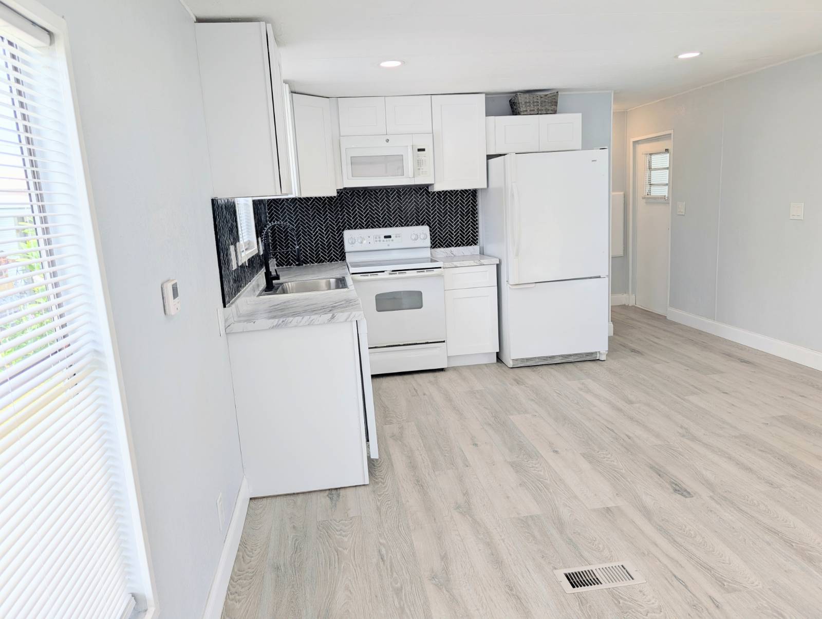 3565 58th Avenue N, Lot 140, St Petersburg, Florida 33714, 2 Bedrooms Bedrooms, ,2 BathroomsBathrooms,55-Plus Mobile Home,For Sale,58th Avenue N, Lot 140,4084