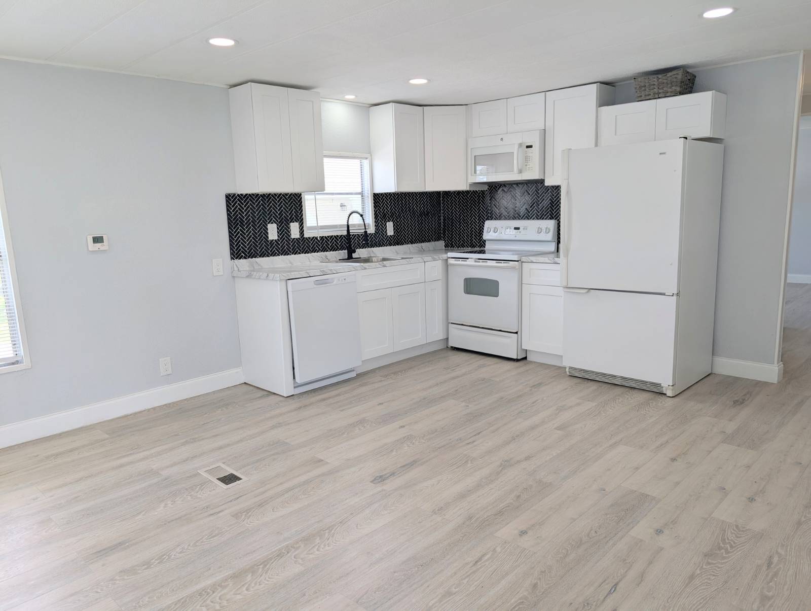 3565 58th Avenue N, Lot 140, St Petersburg, Florida 33714, 2 Bedrooms Bedrooms, ,2 BathroomsBathrooms,55-Plus Mobile Home,For Sale,58th Avenue N, Lot 140,4084