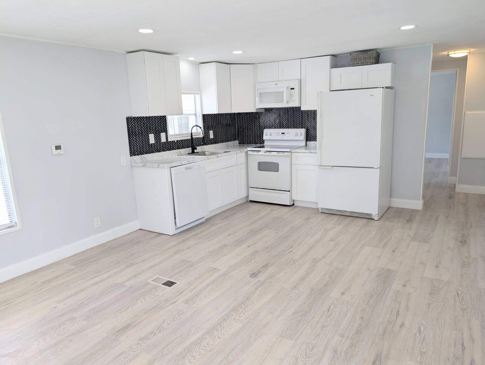 3565 58th Avenue N, Lot 140, St Petersburg, Florida 33714, 2 Bedrooms Bedrooms, ,2 BathroomsBathrooms,55-Plus Mobile Home,For Sale,58th Avenue N, Lot 140,4084