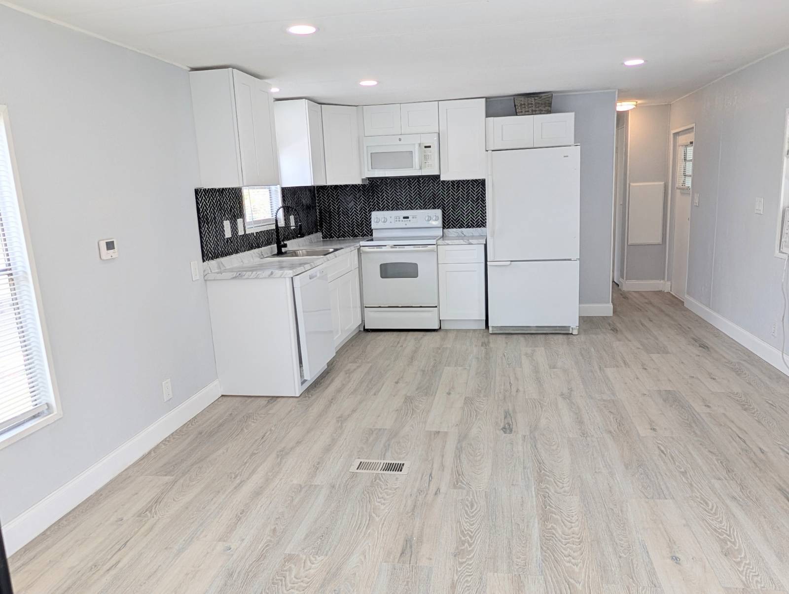 3565 58th Avenue N, Lot 140, St Petersburg, Florida 33714, 2 Bedrooms Bedrooms, ,2 BathroomsBathrooms,55-Plus Mobile Home,For Sale,58th Avenue N, Lot 140,4084