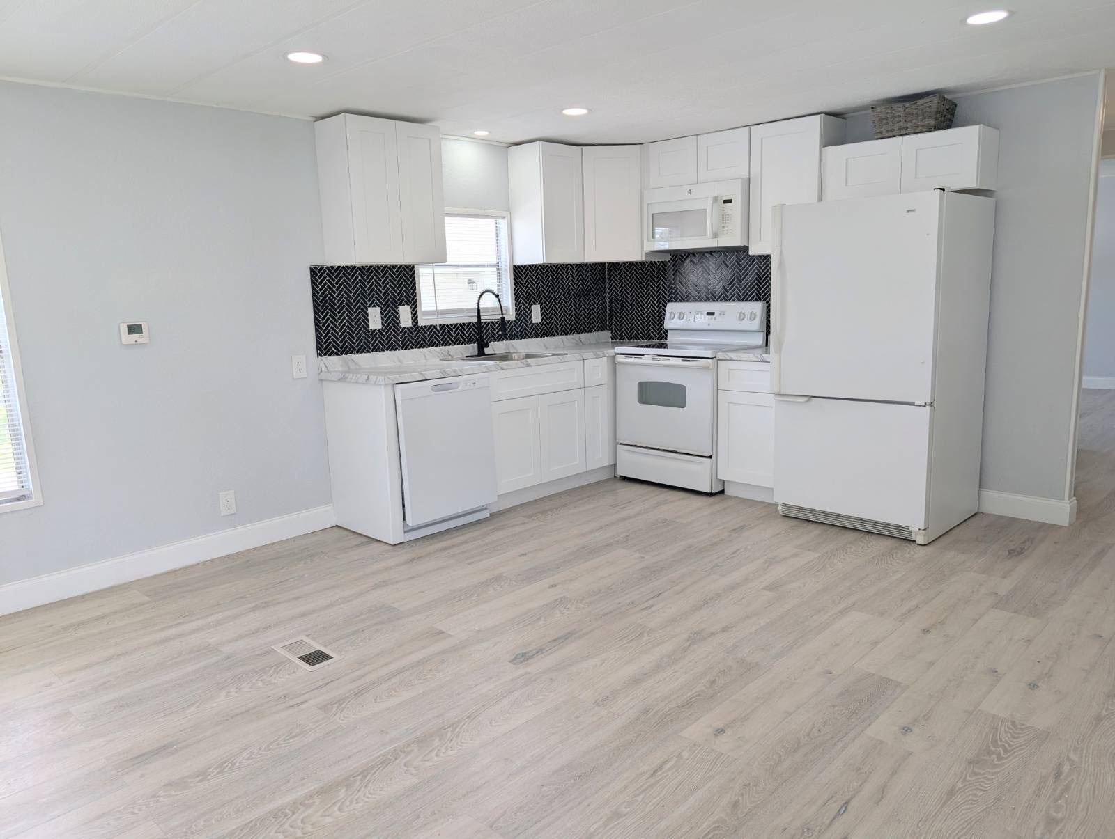 3565 58th Avenue N, Lot 140, St Petersburg, Florida 33714, 2 Bedrooms Bedrooms, ,2 BathroomsBathrooms,55-Plus Mobile Home,For Sale,58th Avenue N, Lot 140,4084