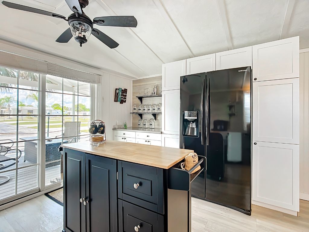 1229 Arizona Avenue, Frostproof, Florida 33843, 2 Bedrooms Bedrooms, ,2 BathroomsBathrooms,55-Plus Mobile Home,For Sale,Arizona Avenue,4124