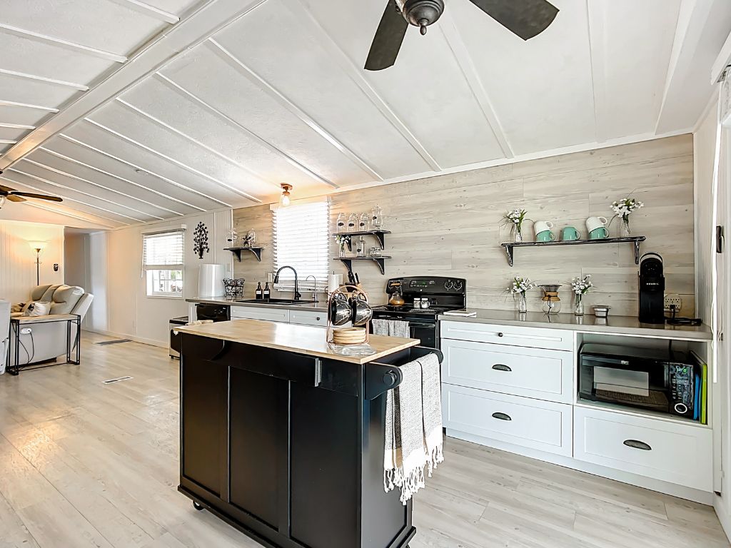 1229 Arizona Avenue, Frostproof, Florida 33843, 2 Bedrooms Bedrooms, ,2 BathroomsBathrooms,55-Plus Mobile Home,For Sale,Arizona Avenue,4124