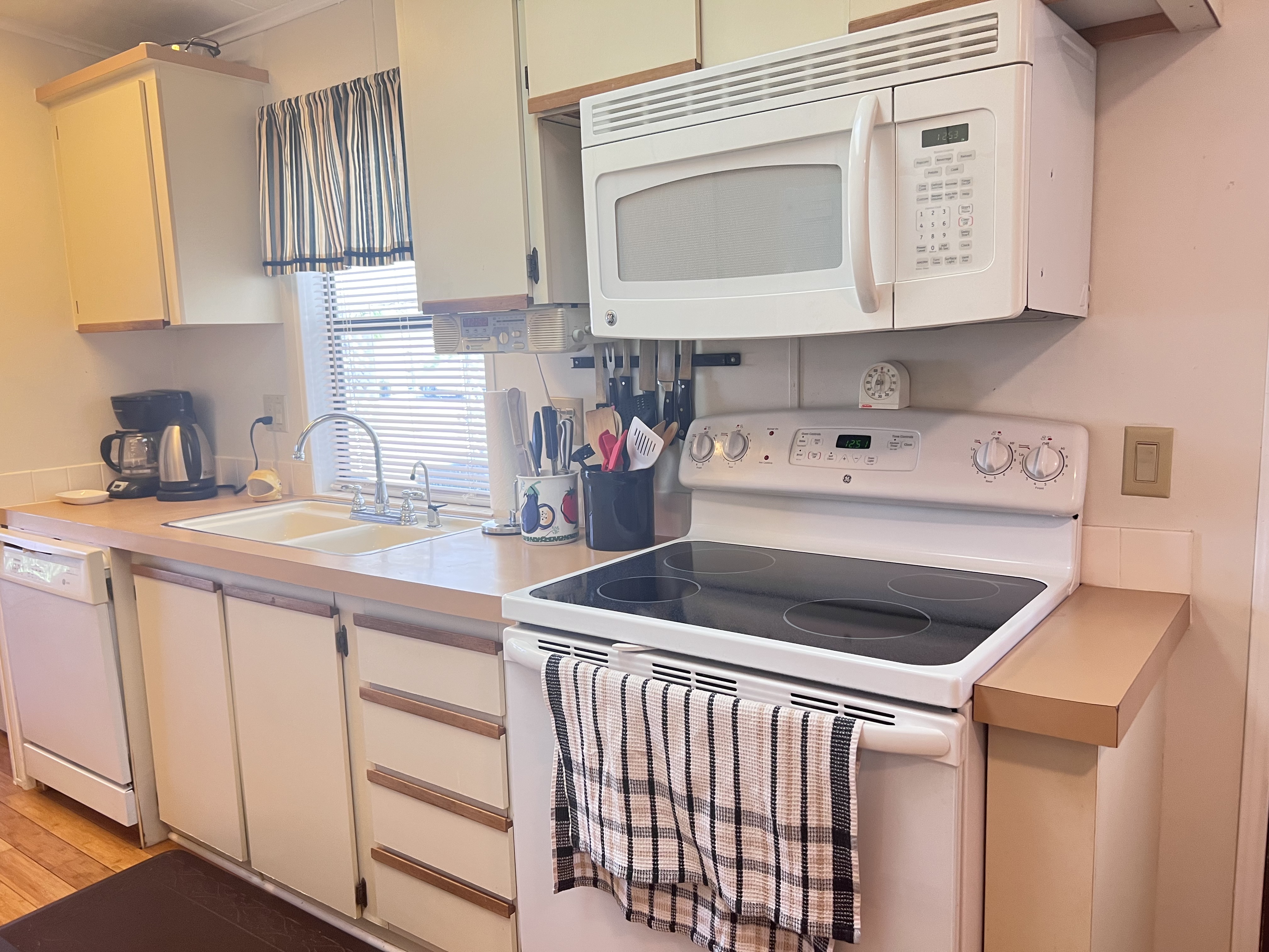 5654 Scarborough Lane, Lot 64, Sarasota, Florida 34241, 2 Bedrooms Bedrooms, ,2 BathroomsBathrooms,55-Plus Mobile Home,For Sale,Scarborough Lane, Lot 64,4216