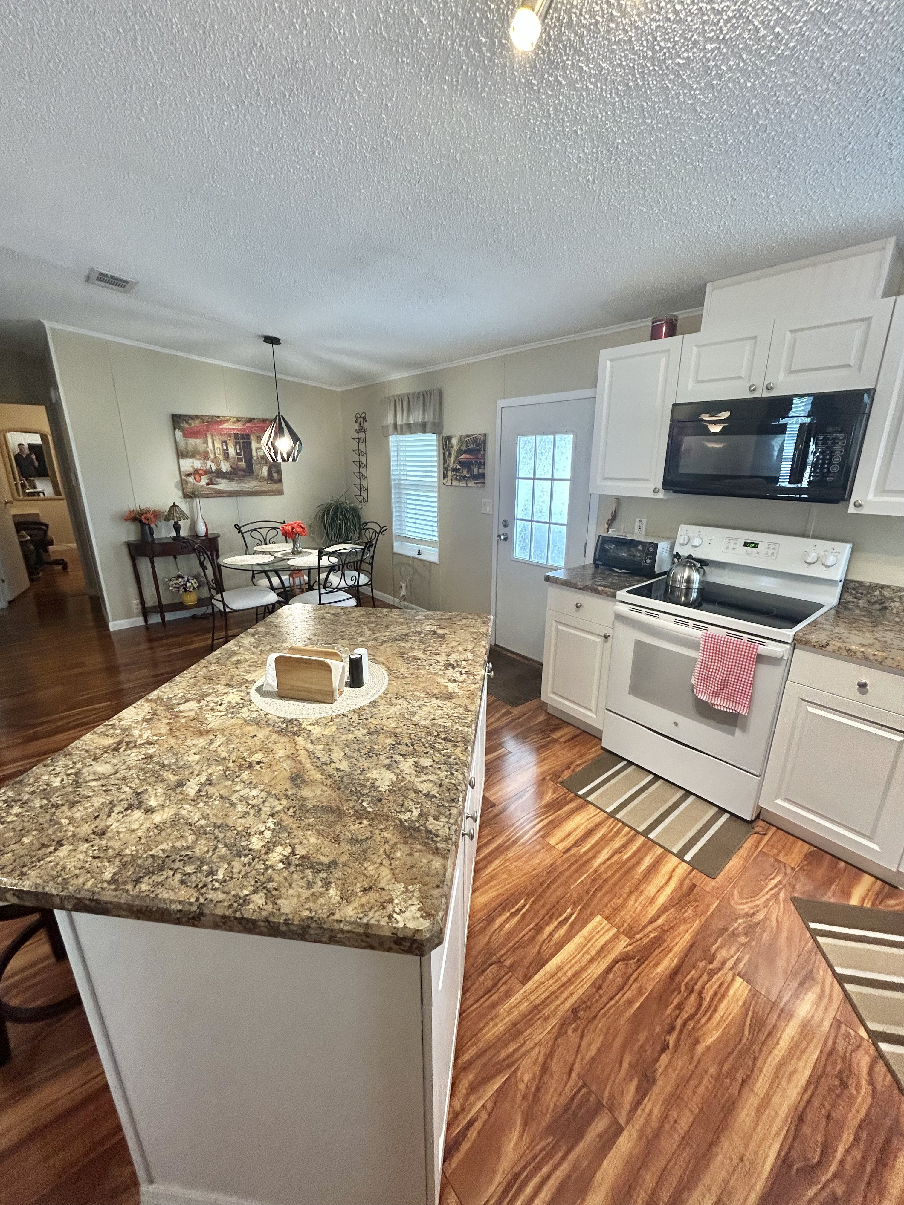 8606 27th Ave E, Palmetto, Florida 34221, 2 Bedrooms Bedrooms, ,2 BathroomsBathrooms,55-Plus Mobile Home,For Sale,27th Ave E,4352