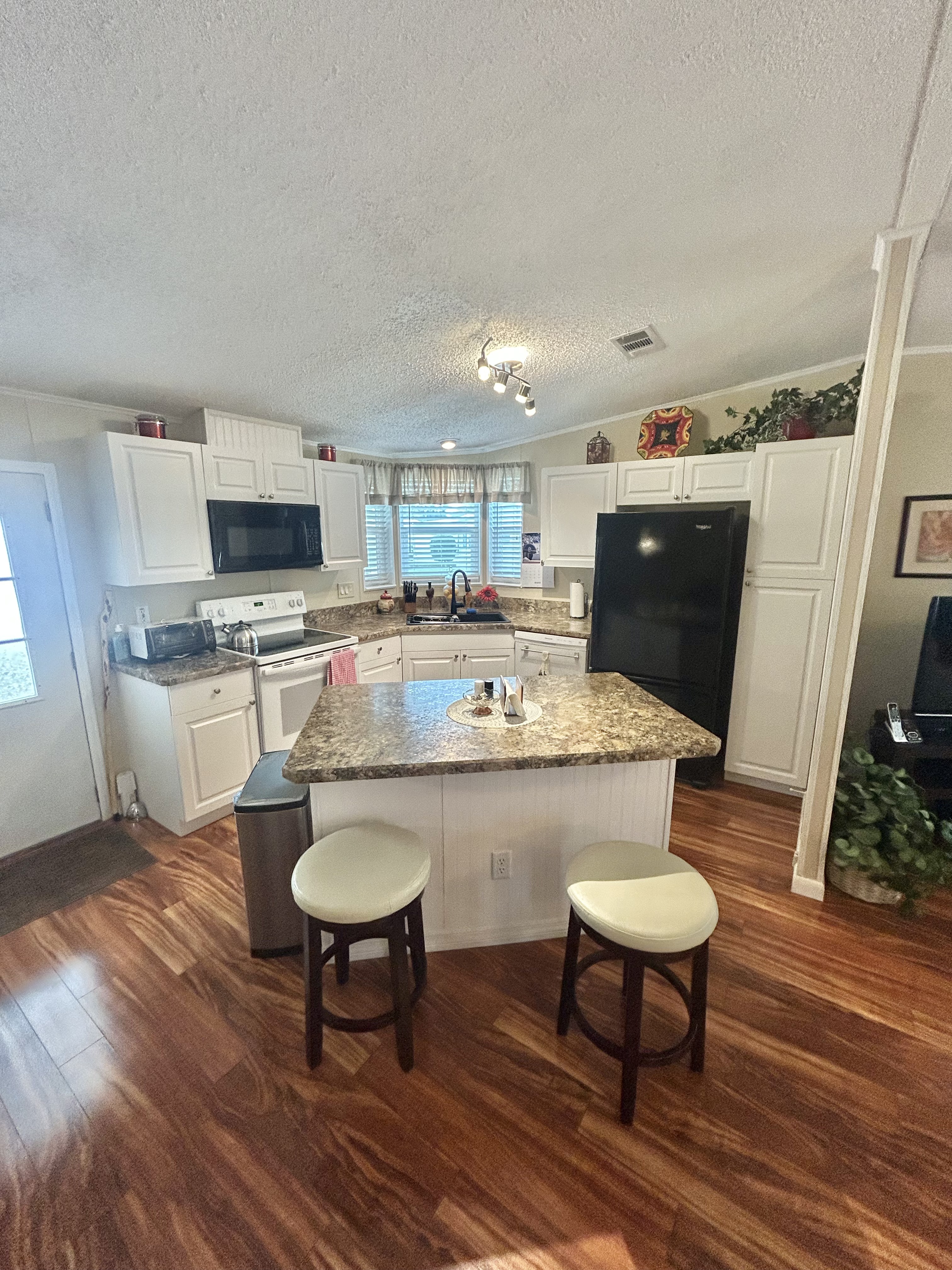 8606 27th Ave E, Palmetto, Florida 34221, 2 Bedrooms Bedrooms, ,2 BathroomsBathrooms,55-Plus Mobile Home,For Sale,27th Ave E,4352