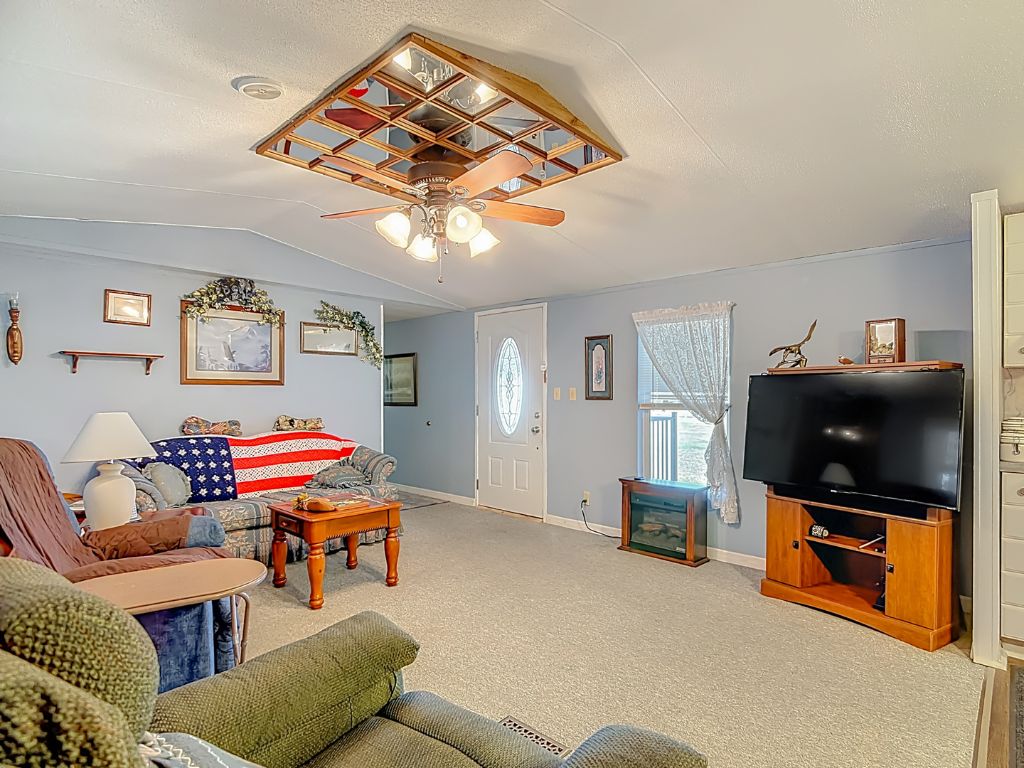 1201 Arizona Ave, Frostproof, Florida 33843, 3 Bedrooms Bedrooms, ,2 BathroomsBathrooms,55-Plus Mobile Home,For Sale,Arizona Ave,4420