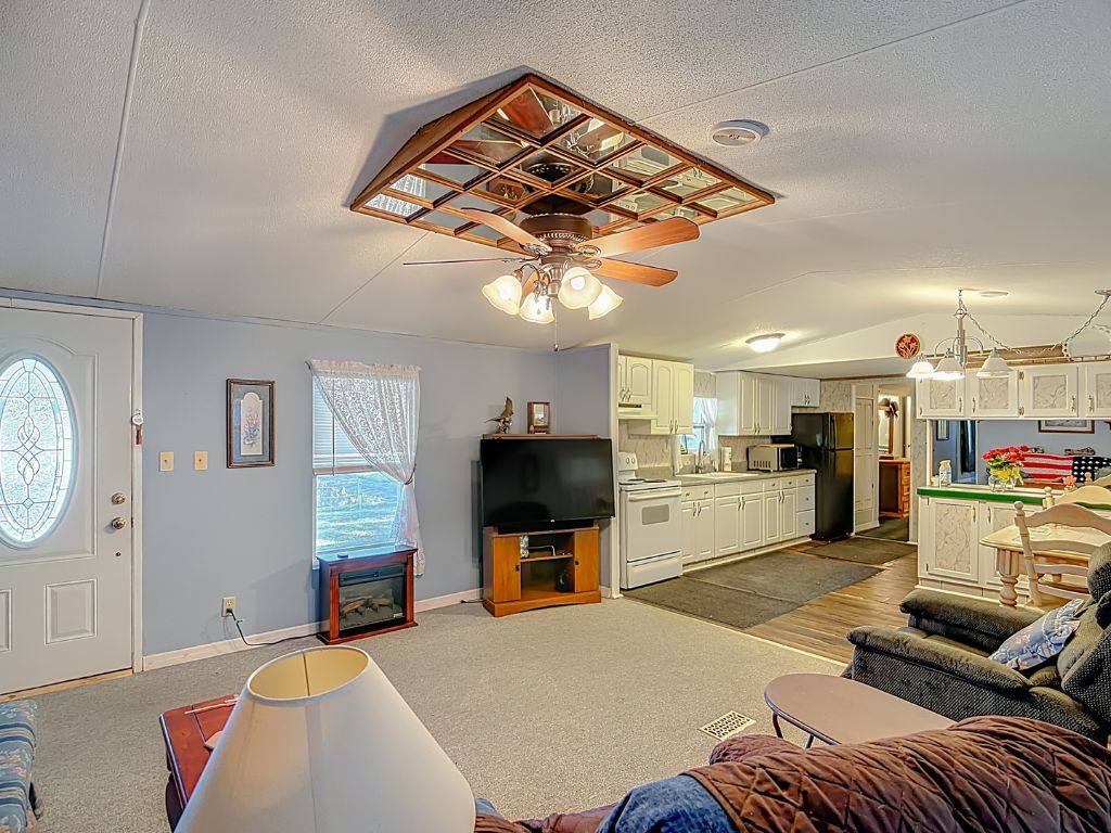 1201 Arizona Ave, Frostproof, Florida 33843, 3 Bedrooms Bedrooms, ,2 BathroomsBathrooms,55-Plus Mobile Home,For Sale,Arizona Ave,4420