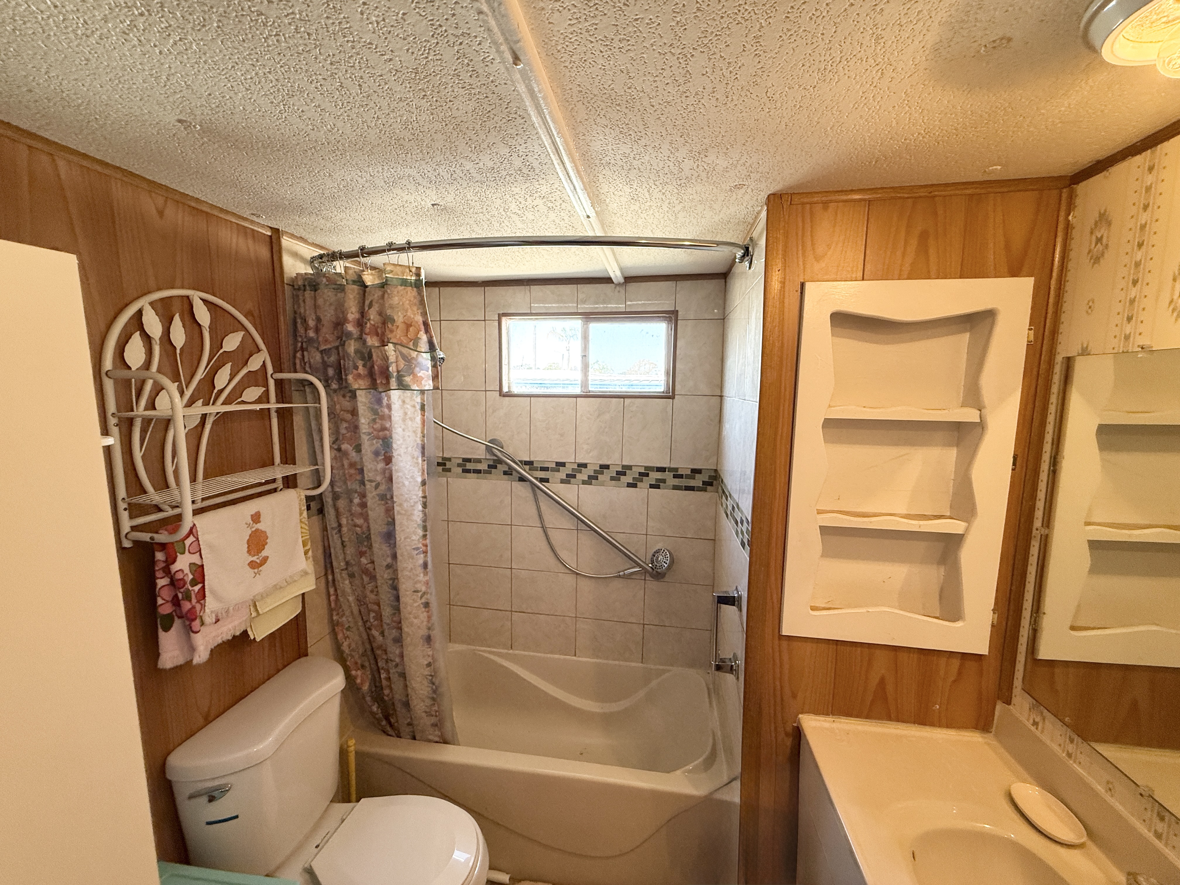 106 Diogenes St, Dunedin, Florida 34098, 2 Bedrooms Bedrooms, ,1 BathroomBathrooms,55-Plus Mobile Home,For Sale,Diogenes St,4551