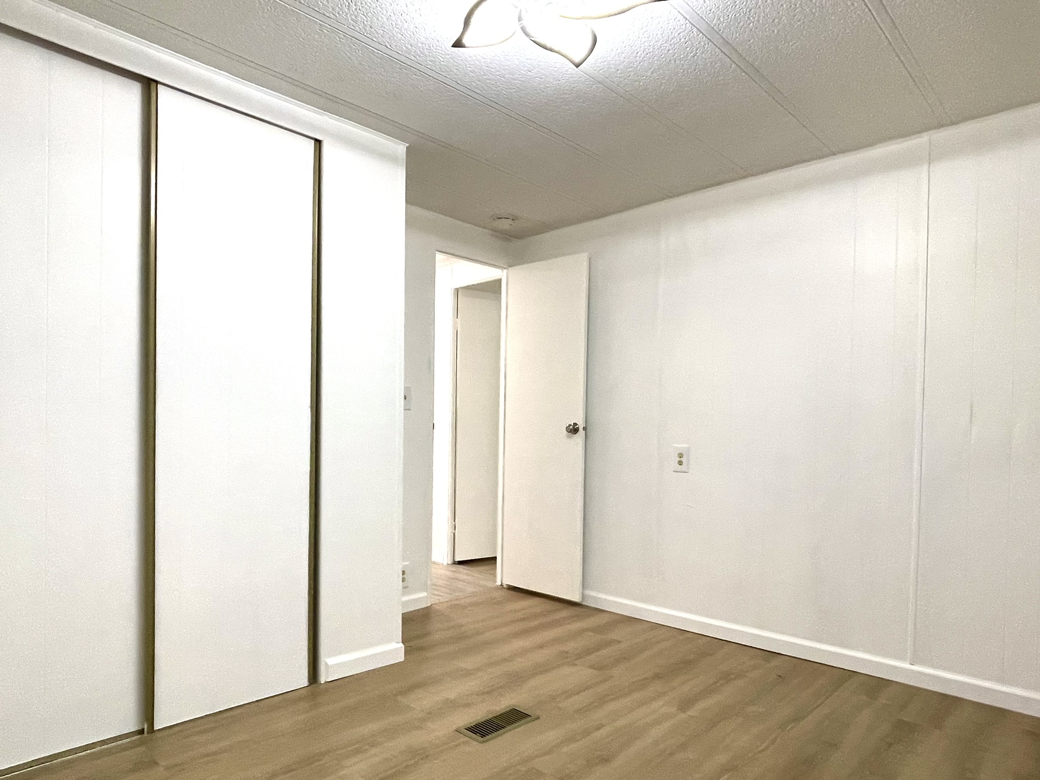 684 Harbor Circle, Ellenton, Florida 34222, 2 Bedrooms Bedrooms, ,2 BathroomsBathrooms,55-Plus Mobile Home,For Sale,Harbor Circle,4584