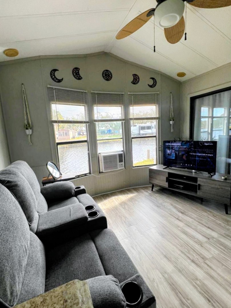 220 White Squirrel Circle, Ruskin, Florida 33570, 1 Bedroom Bedrooms, ,1 BathroomBathrooms,All - Age Mobile Home,For Sale,White Squirrel Circle,4828