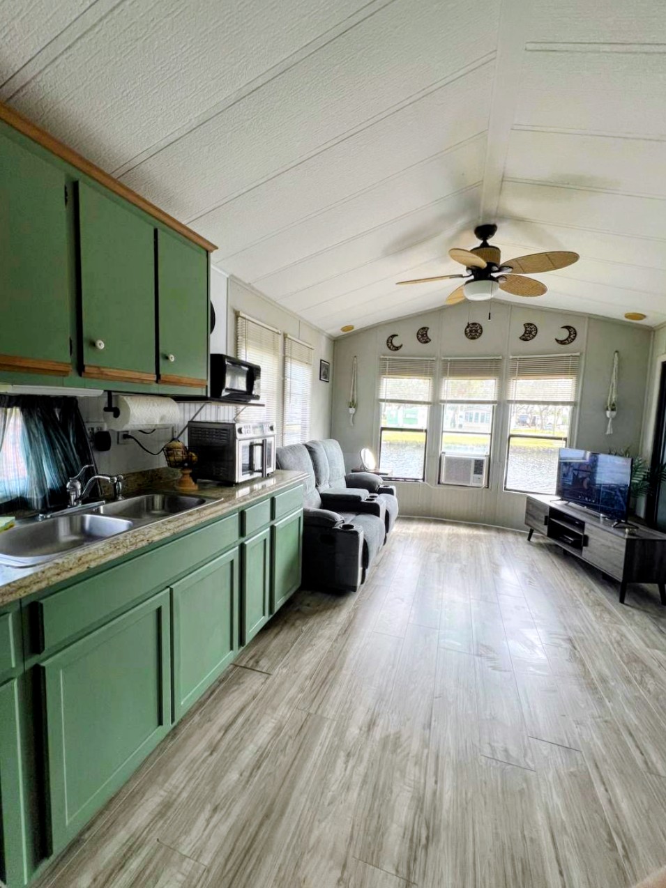 220 White Squirrel Circle, Ruskin, Florida 33570, 1 Bedroom Bedrooms, ,1 BathroomBathrooms,All - Age Mobile Home,For Sale,White Squirrel Circle,4828