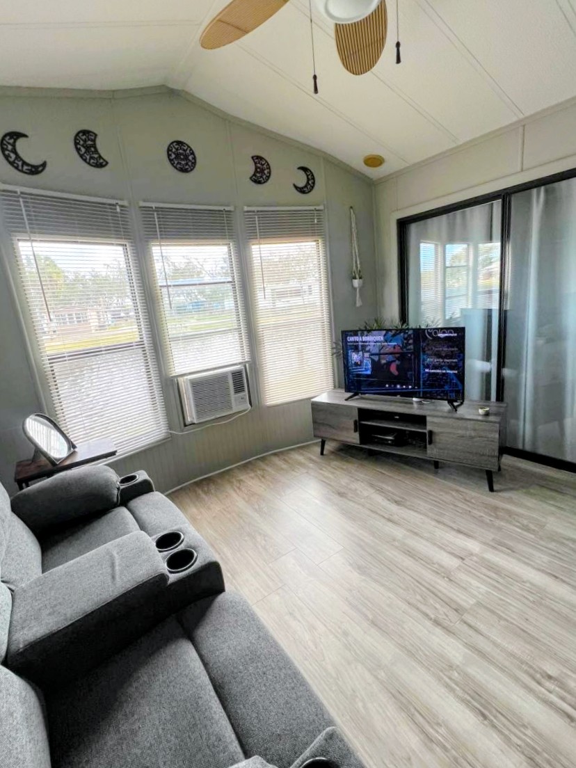 220 White Squirrel Circle, Ruskin, Florida 33570, 1 Bedroom Bedrooms, ,1 BathroomBathrooms,All - Age Mobile Home,For Sale,White Squirrel Circle,4828