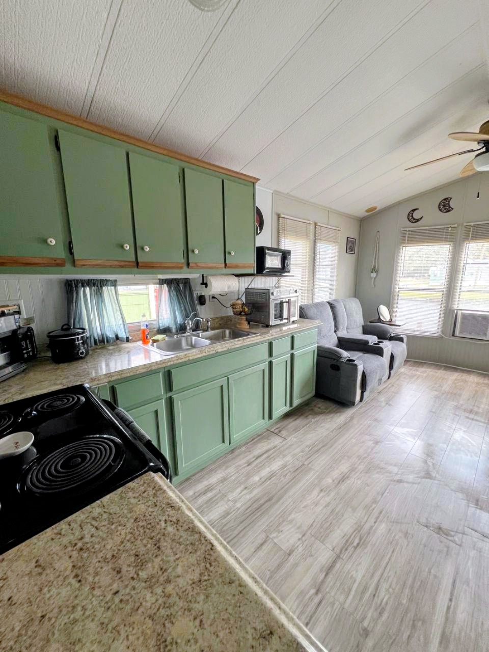 220 White Squirrel Circle, Ruskin, Florida 33570, 1 Bedroom Bedrooms, ,1 BathroomBathrooms,All - Age Mobile Home,For Sale,White Squirrel Circle,4828