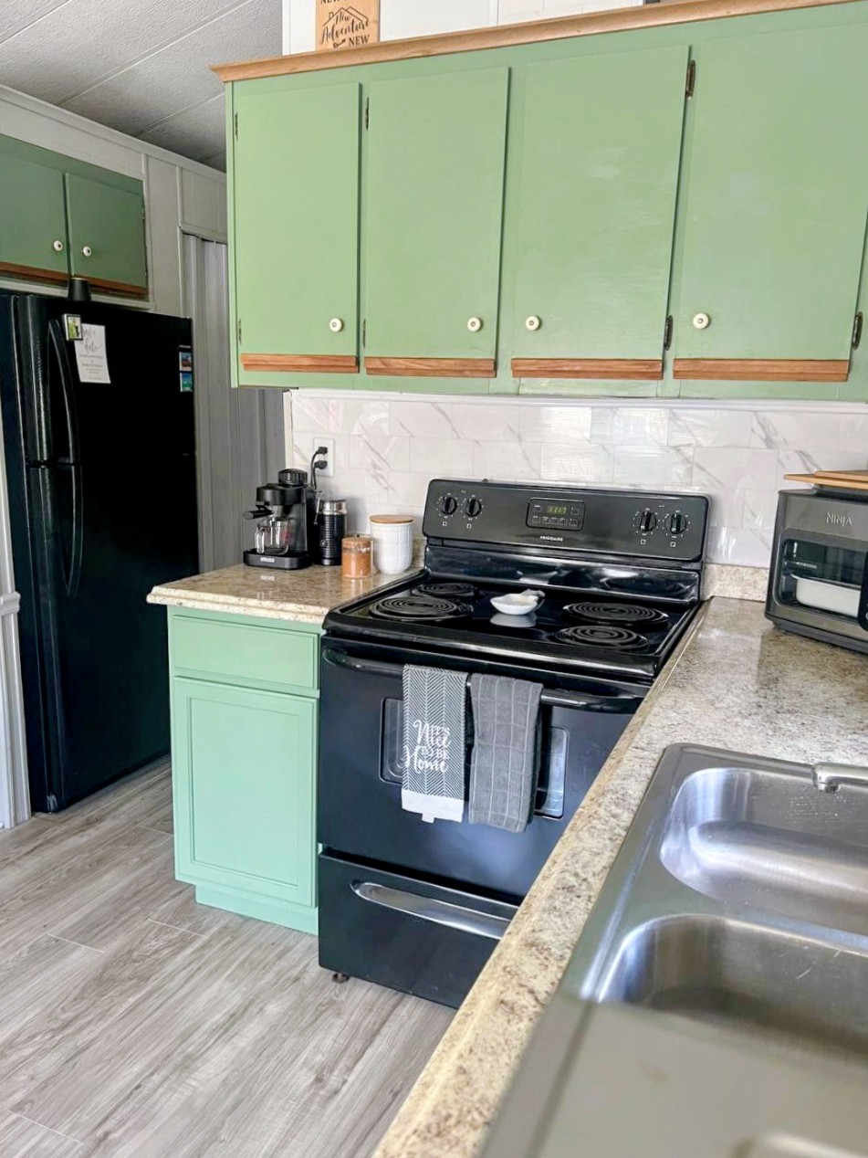 220 White Squirrel Circle, Ruskin, Florida 33570, 1 Bedroom Bedrooms, ,1 BathroomBathrooms,All - Age Mobile Home,For Sale,White Squirrel Circle,4828