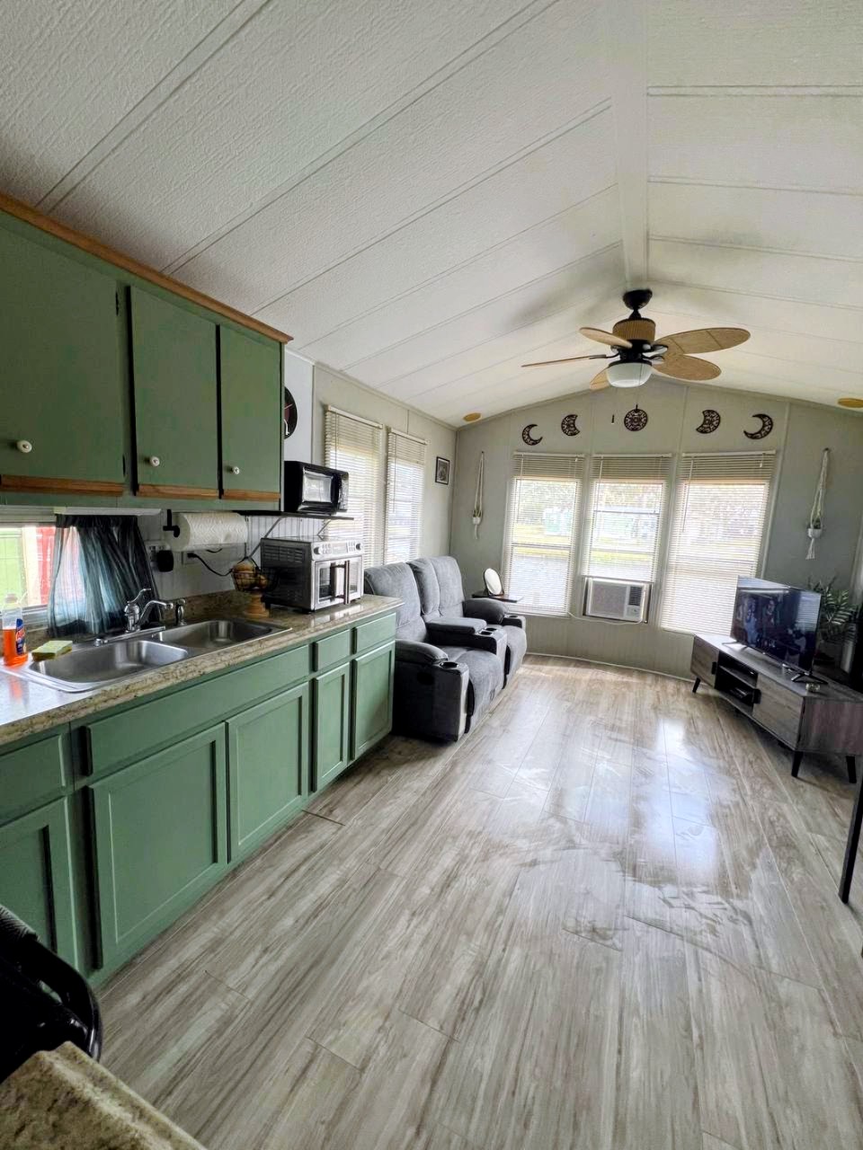 220 White Squirrel Circle, Ruskin, Florida 33570, 1 Bedroom Bedrooms, ,1 BathroomBathrooms,All - Age Mobile Home,For Sale,White Squirrel Circle,4828
