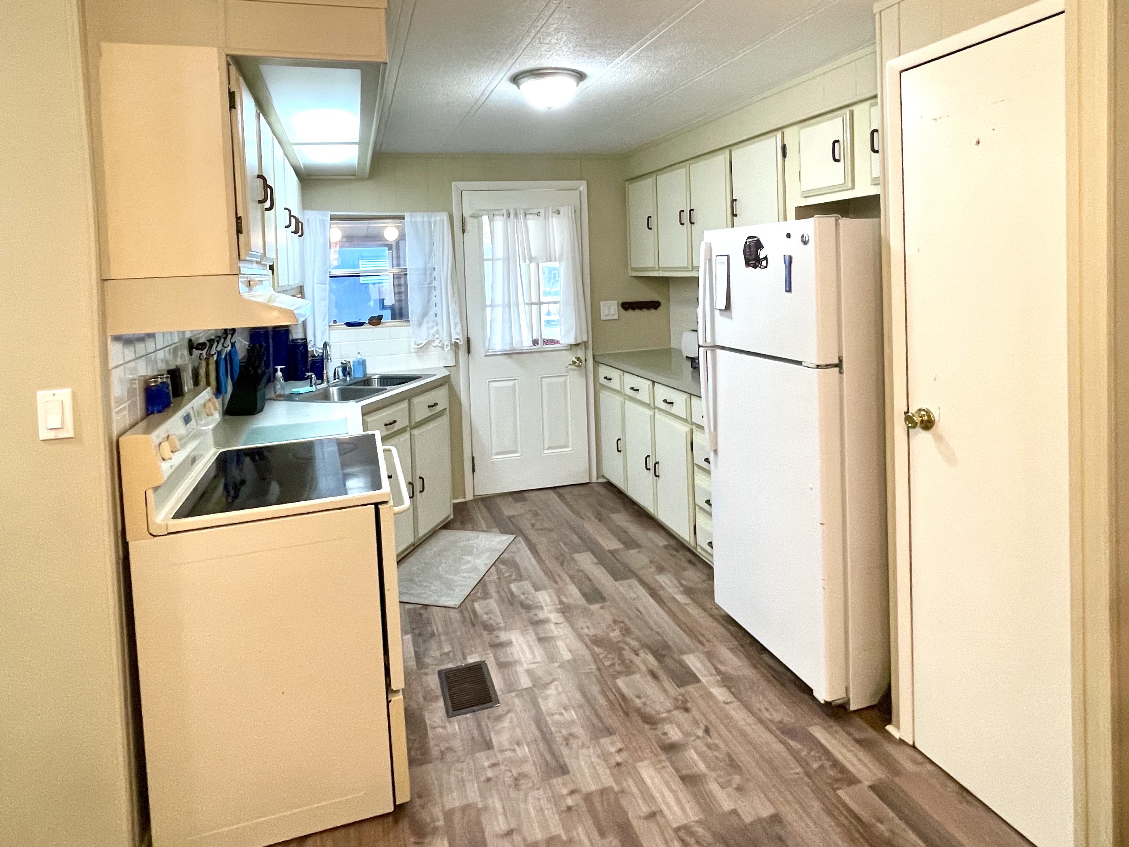 556 Montego Lane, Ellenton, Florida 34222, 2 Bedrooms Bedrooms, ,2 BathroomsBathrooms,55-Plus Mobile Home,For Sale,Montego Lane,4830