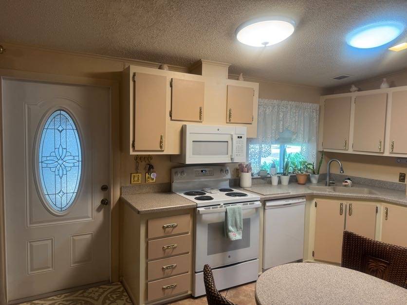 8108 Lakeshore Drive, Ellenton, Florida 34222, 2 Bedrooms Bedrooms, ,2 BathroomsBathrooms,55-Plus Mobile Home,For Sale,Lakeshore Drive,4844