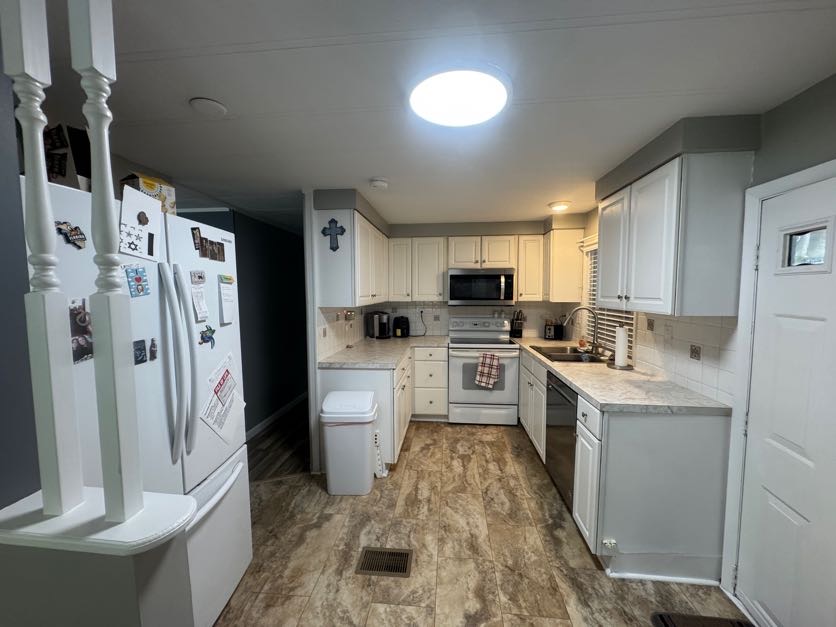 168 Poinciana Dr, Ellenton, Florida 34222, 2 Bedrooms Bedrooms, ,2 BathroomsBathrooms,55-Plus Mobile Home,For Sale,Poinciana Dr,4906