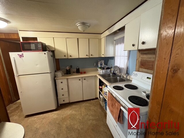 1300 Hand Ave, Lot F4, Ormond Beach, Florida 32174, 2 Bedrooms Bedrooms, ,2 BathroomsBathrooms,All - Age Mobile Home,For Sale,Hand Ave, Lot F4,4981