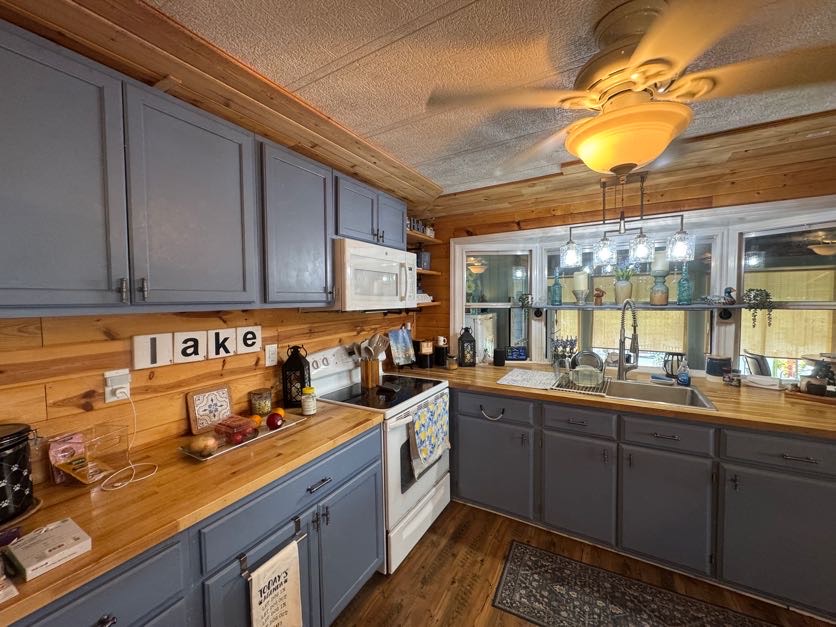 7907 Bonita Way, Ellenton, Florida 34222, 2 Bedrooms Bedrooms, ,2 BathroomsBathrooms,55-Plus Mobile Home,For Sale,Bonita Way,5024