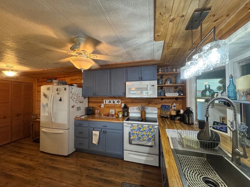 7907 Bonita Way, Ellenton, Florida 34222, 2 Bedrooms Bedrooms, ,2 BathroomsBathrooms,55-Plus Mobile Home,For Sale,Bonita Way,5024