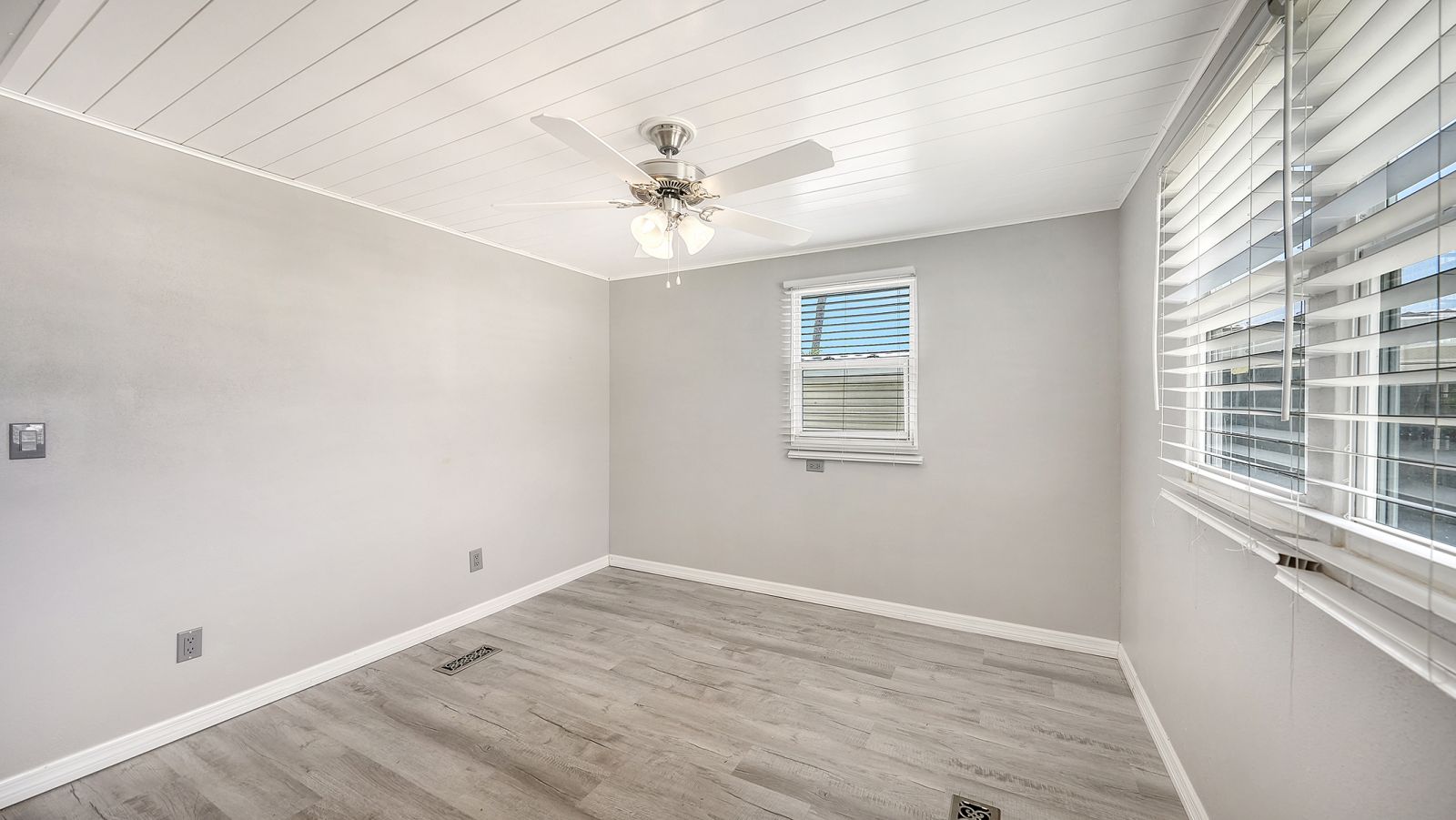 3901 Bahia Vista St, Lot 133, Sarasota, Florida 34232, 2 Bedrooms Bedrooms, ,2 BathroomsBathrooms,55-Plus Mobile Home,For Sale,Bahia Vista St, Lot 133,5078